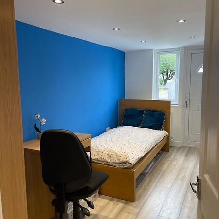 One Bedroom In Spacious Bungalow, Free Parking & Private Entrance 爱丁堡 外观 照片