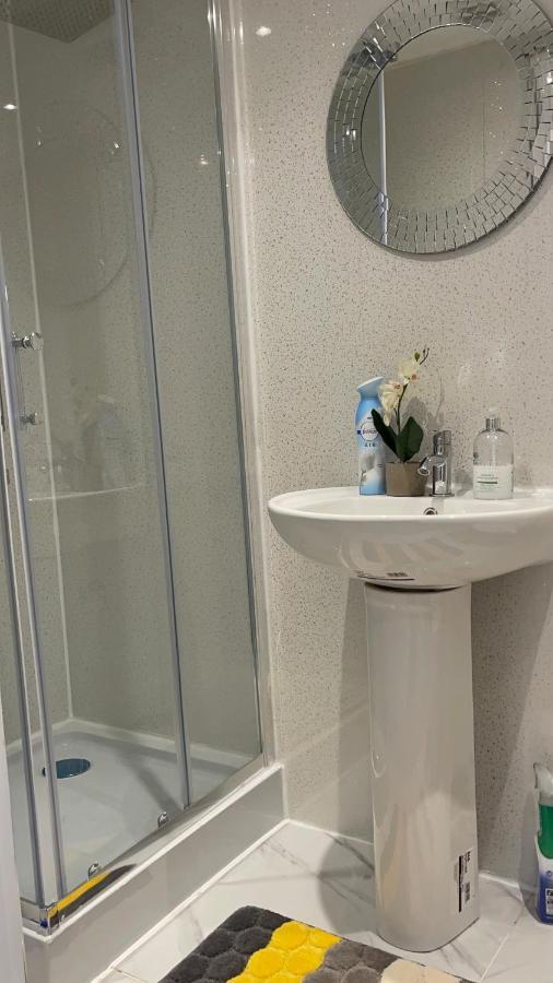 One Bedroom In Spacious Bungalow, Free Parking & Private Entrance 爱丁堡 外观 照片