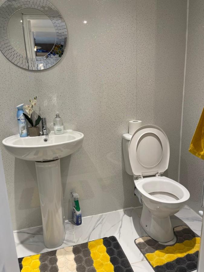 One Bedroom In Spacious Bungalow, Free Parking & Private Entrance 爱丁堡 外观 照片