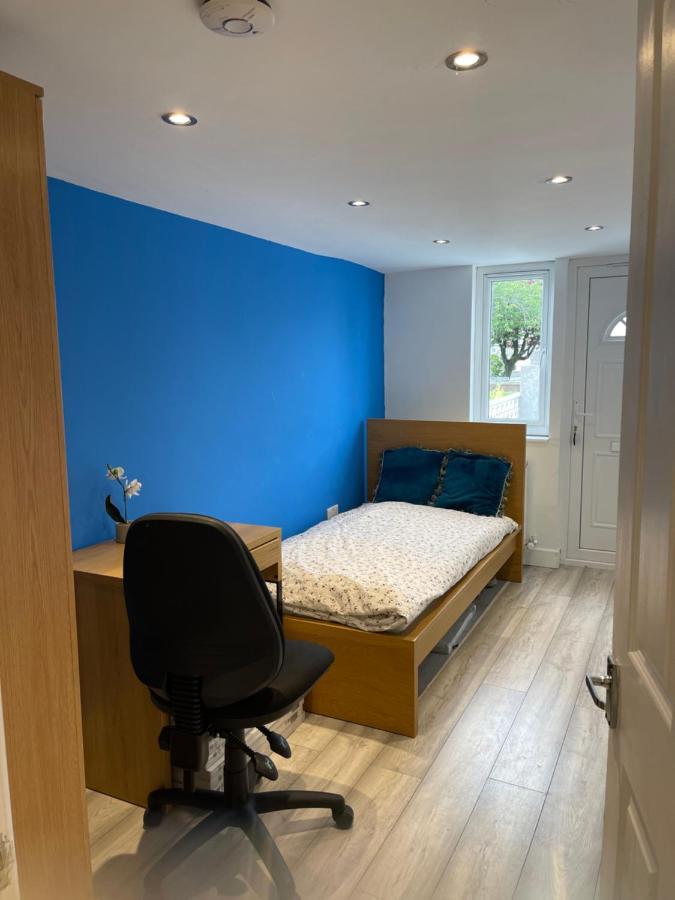One Bedroom In Spacious Bungalow, Free Parking & Private Entrance 爱丁堡 外观 照片