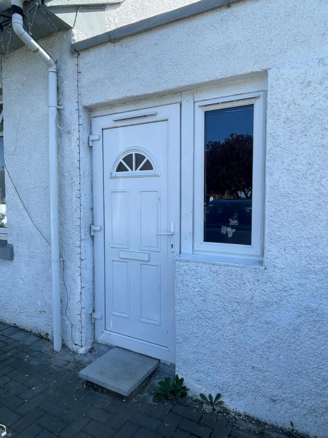 One Bedroom In Spacious Bungalow, Free Parking & Private Entrance 爱丁堡 外观 照片